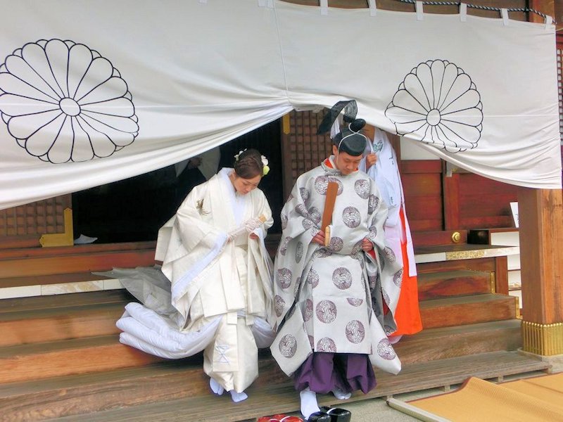 大神神社儀式殿と十二単婚礼衣装