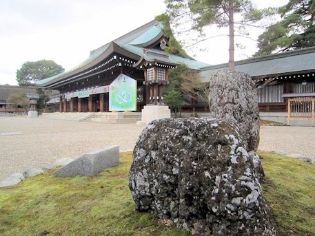 橿原神宮外拝殿とさざれ石