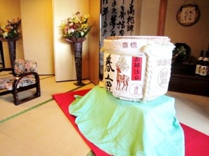 鏡開きの酒樽