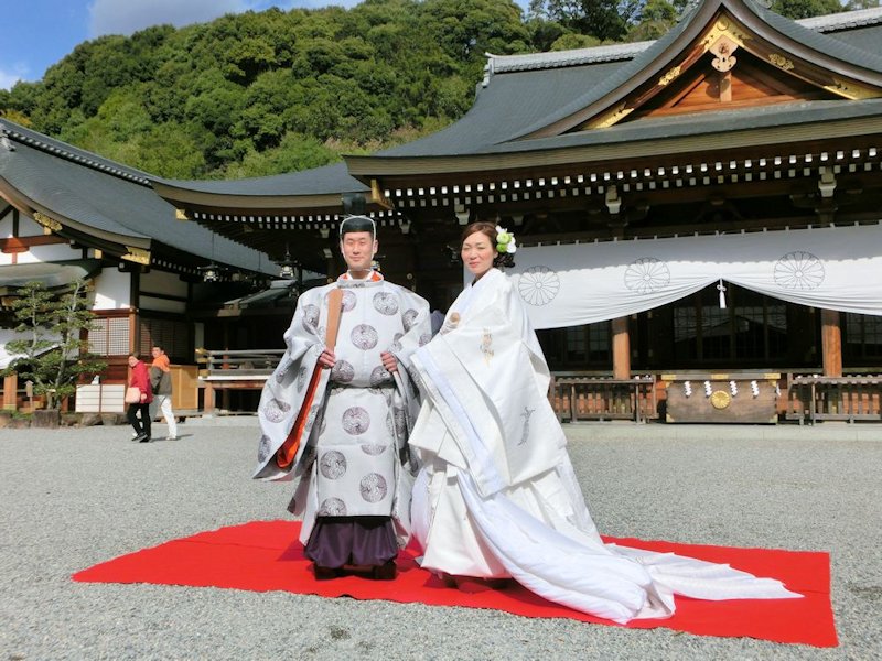 大神神社祈祷殿と十二単婚礼衣装