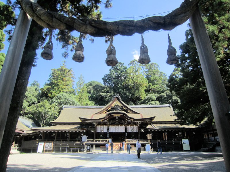 大神神社拝殿と注連縄