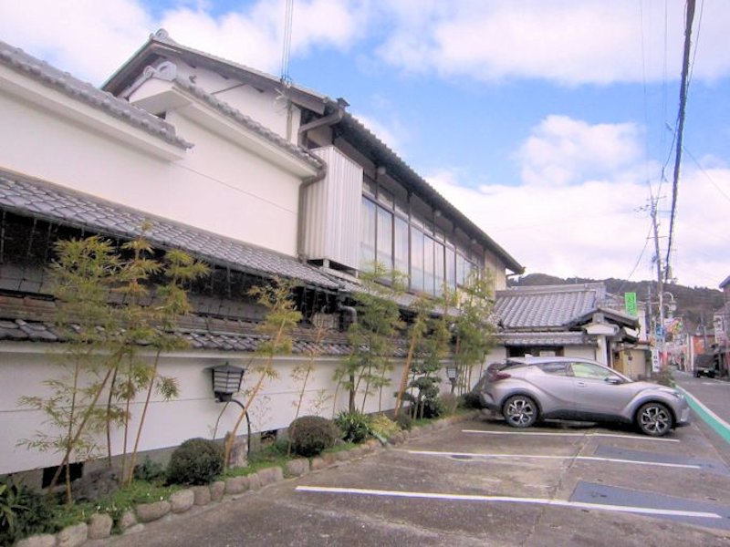 The parking lot of Ryokan Taishoro