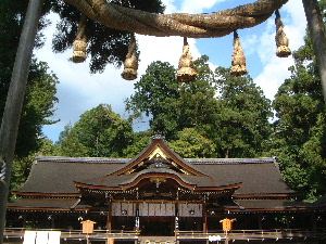 大神神社拝殿と注連縄